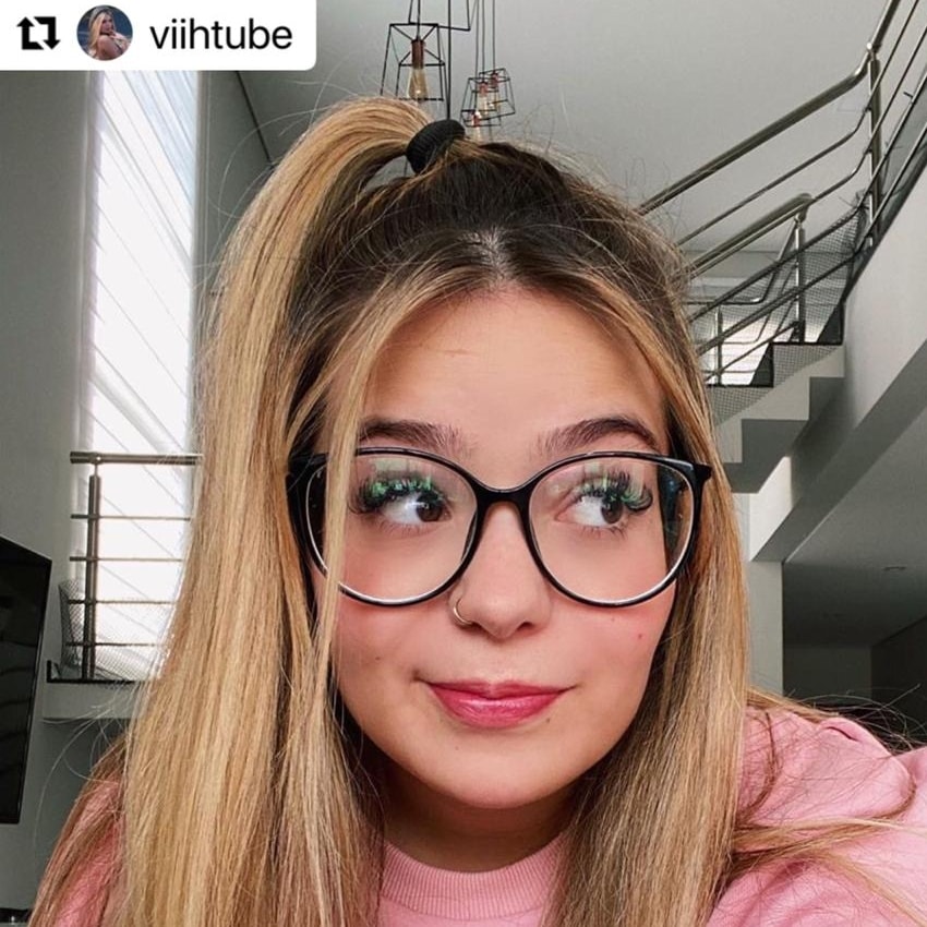 Viih tube usando armação de óculos preta Menina Flor