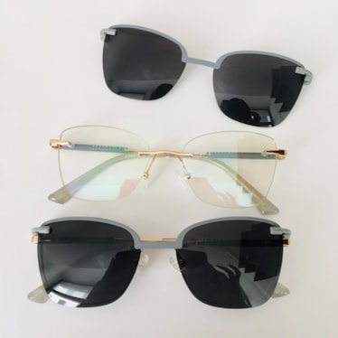 Armação de óculos de grau - Adriana 3 pontos cod 6025 - dourado haste detalhe azul claro clip on azul claro C6