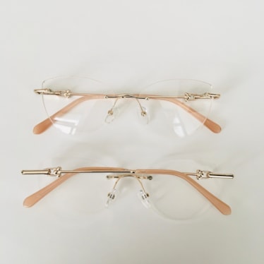 Armação de óculos de grau - Carolina 3 pontos código 59 - dourado ponteira rose transparente