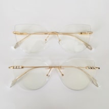 Armação de óculos de grau - Eloise 3 pontos cod 81027 - dourado ponteira transparente detalhe branco C1 Armação de óculos de grau - Eloise 3 pontos cod 81027 - dourado ponteira transparente detalhe branco C1