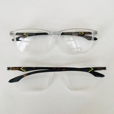 Armação de óculos de grau masculino - Make 1012 - transparente fosco haste animal print detalhe verde C6