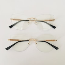 Armação de óculos de grau - Yara Glow 3 pontos 81032/80041 - dourado ponteira preta C1 Armação de óculos de grau - Yara Glow 3 pontos 81032/80041 - dourado ponteira preta C1